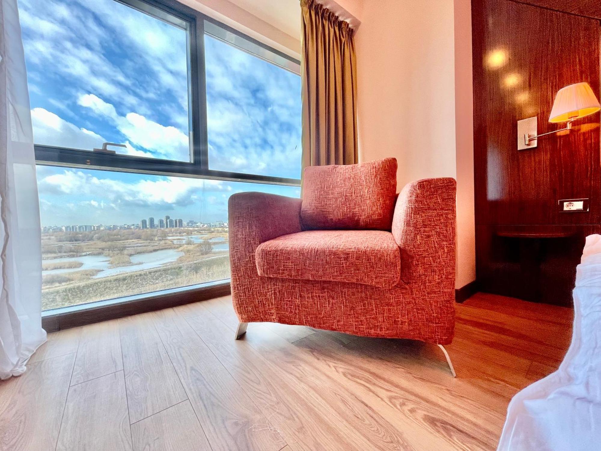 Royal Studio Apartment With A Perfect View - Yamaluxe Bucharest Exterior photo